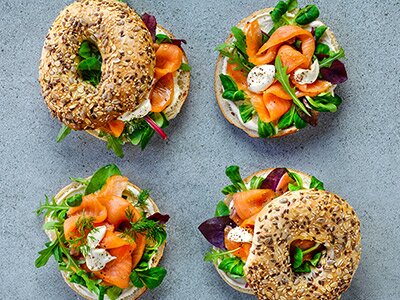 Bagel con salmone norvegese affumicato