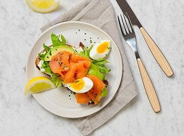 Tartina al salmone norvegese affumicato