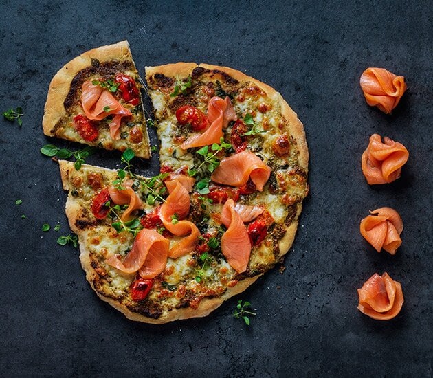 Pizza con pesto, mozzarella e salmone norvegese affumicato