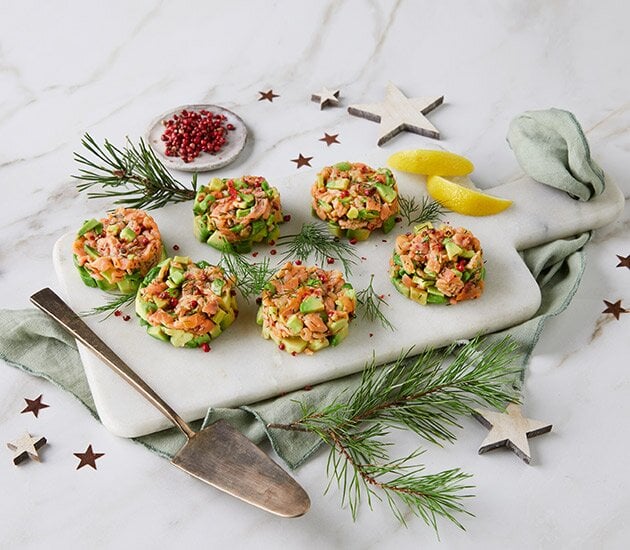 Tartare di salmone norvegese affumicato con avocado e pepe rosa