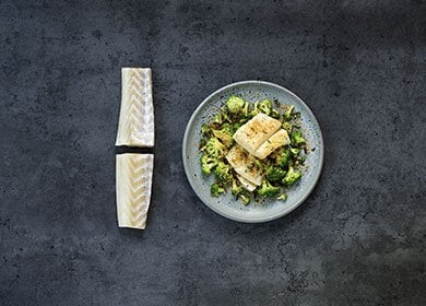 Trancio di Stoccafisso di Norvegia croccante con broccolo romano e briciole di pane