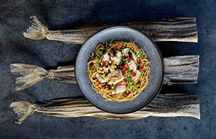 Spaghetti alla chitarra con Stoccafisso di Norvegia, peperoncino, uvetta e pinoli