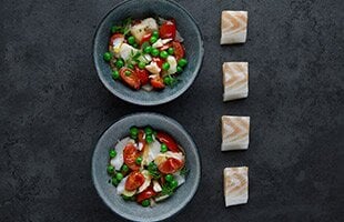 Stoccafisso norvegese con pomodorini, piselli e cipolle