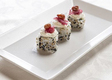 Sushi di baccalà norvegese mantecato e cipolla caramellata