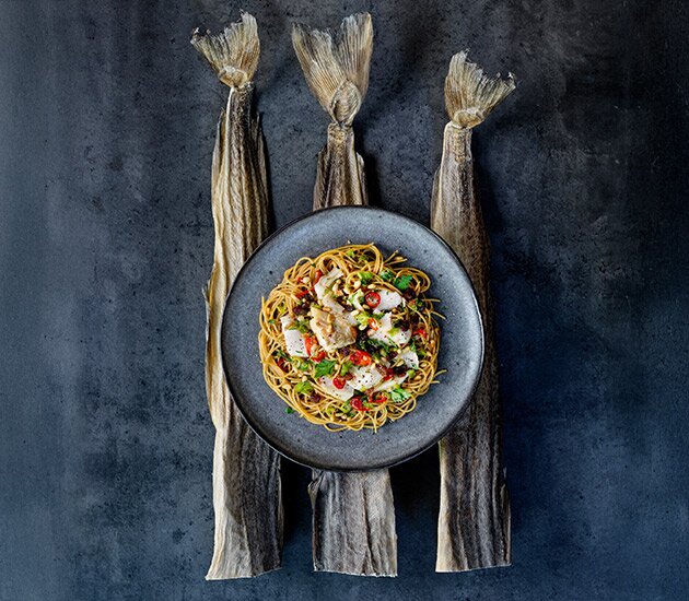 Spaghetti alla chitarra con Stoccafisso di Norvegia, peperoncino, uvetta e pinoli