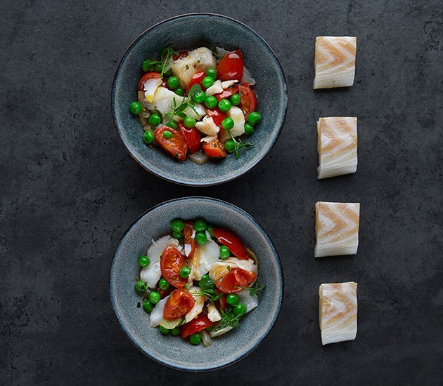 Stoccafisso norvegese con pomodorini, piselli e cipolle