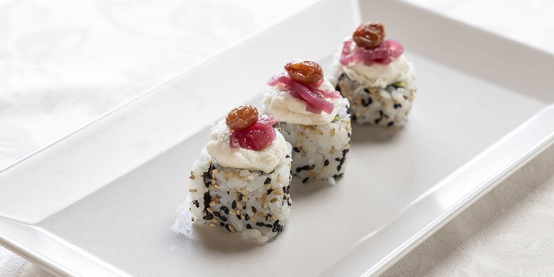 Sushi di baccalà norvegese mantecato e cipolla caramellata