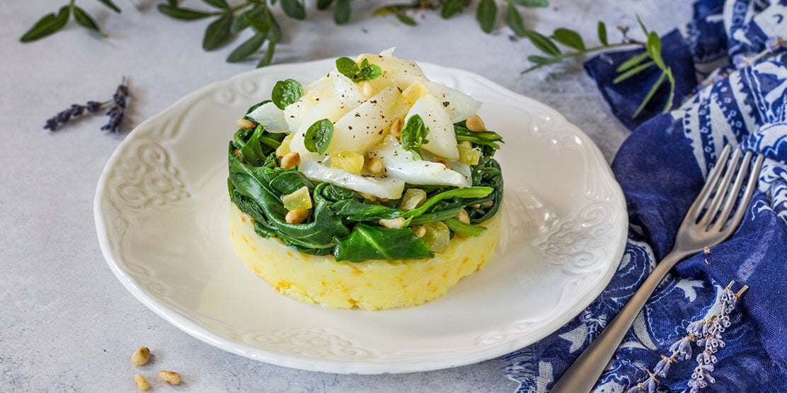 Tortino di stoccafisso norvegese con patate agli agrumi, erbette e pinoli