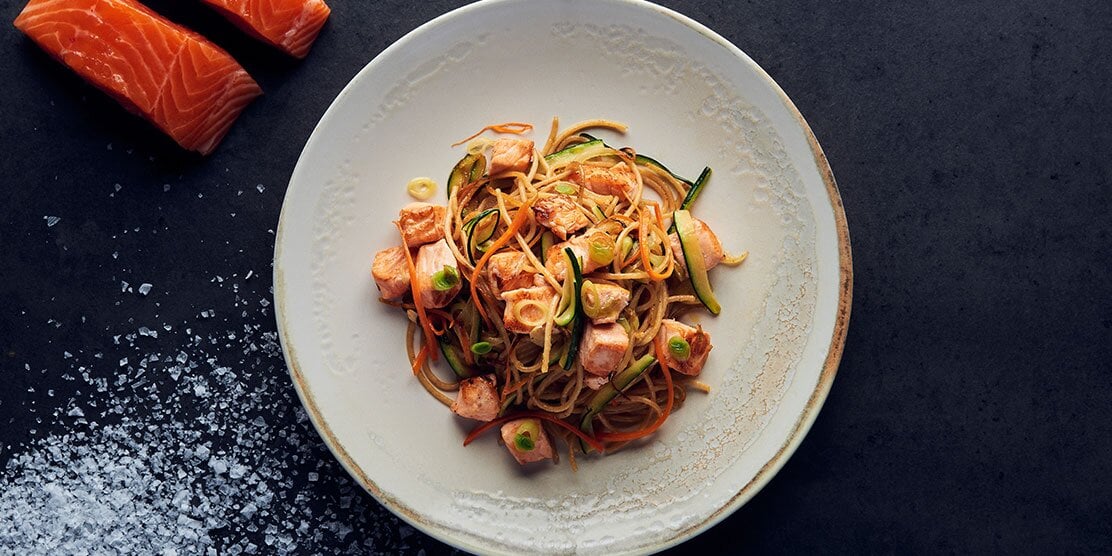 Pasta integrale con salmone norvegese e verdure saltate