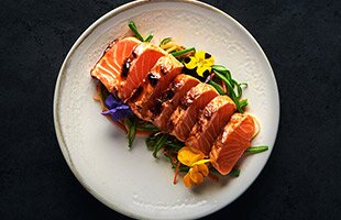 Tataki di salmone norvegese con julienne di verdure