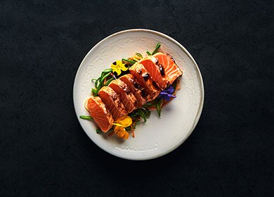 Tataki di salmone norvegese con julienne di verdure