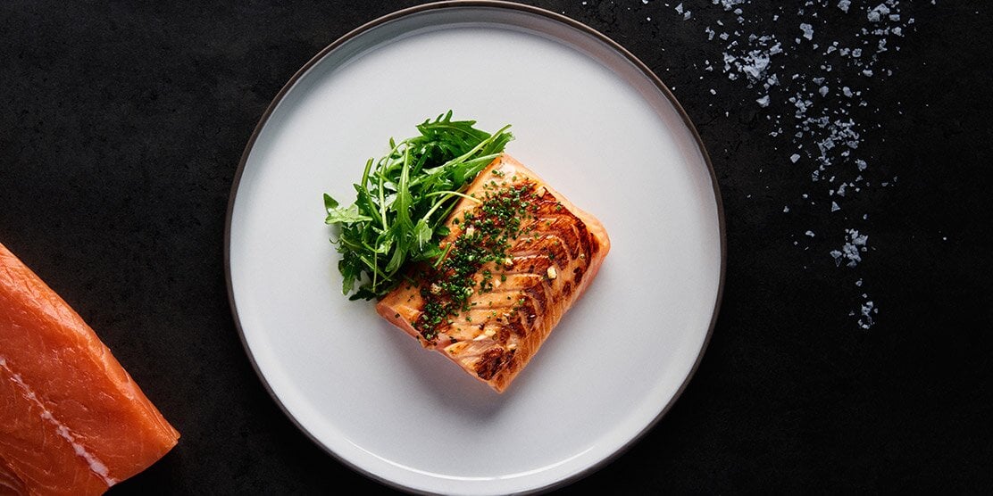 Filetto di salmone norvegese al forno, marinato con senape e miele, e insalata di rucola