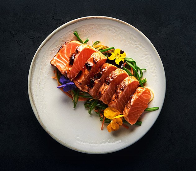 Tataki di salmone norvegese con julienne di verdure