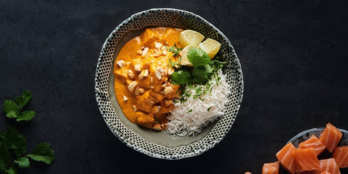 Salmone norvegese con salsa tikka masala e riso basmati