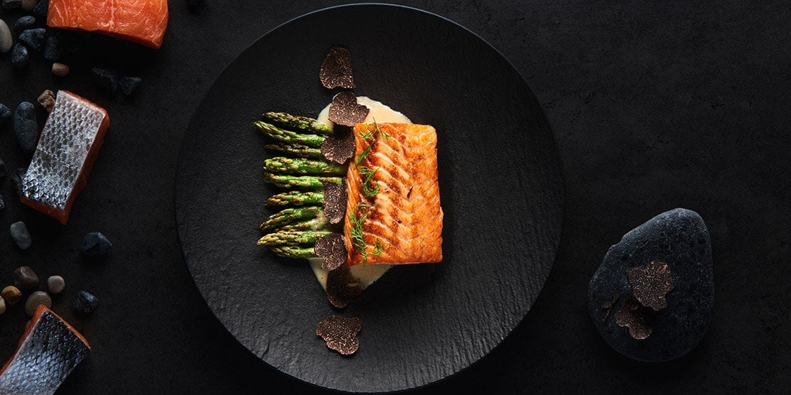 Suprema di salmone norvegese al Cava con asparagi e tartufo
