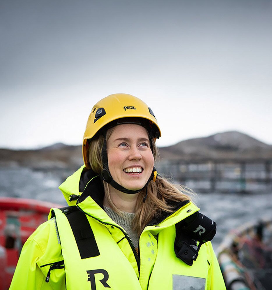 Sabine Fossmo sul recinto in mare